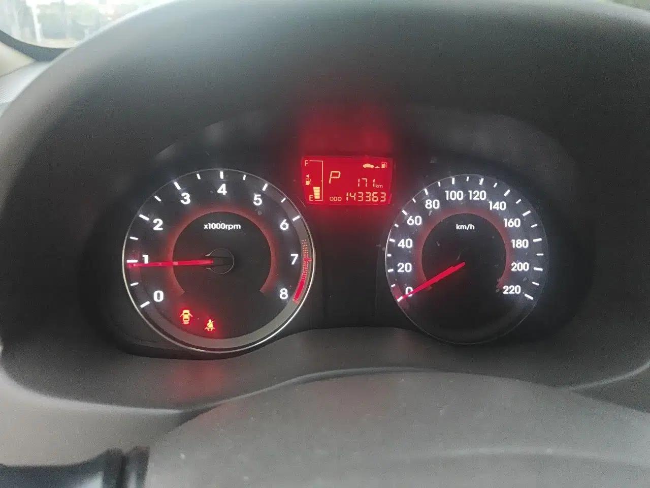 Hyundai Verna (older generation) 2010 Sedan 1.4L Automatic Fashionable GT Model — миниатюра 13