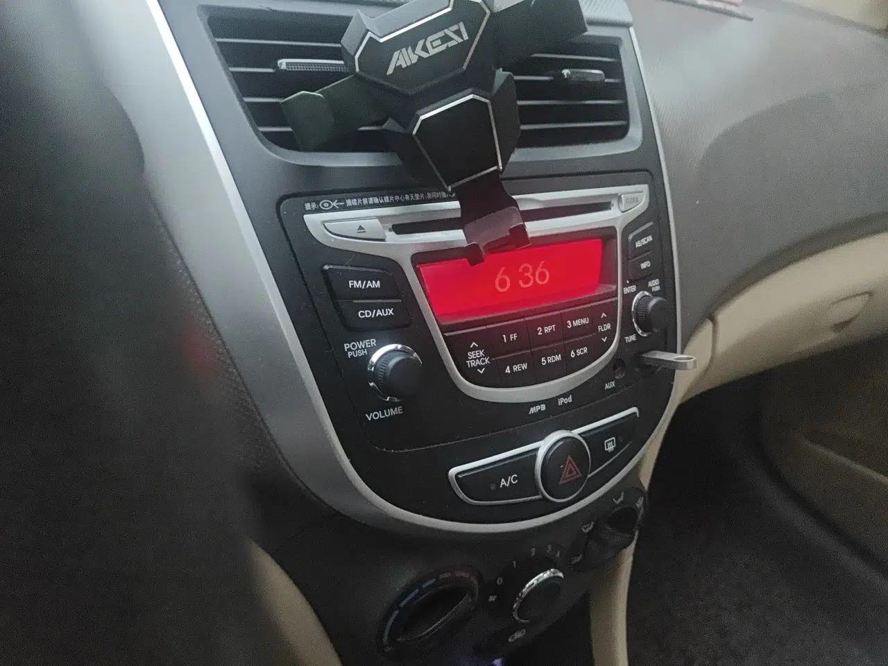Hyundai Verna (older generation) 2010 Sedan 1.4L Automatic Fashionable GT Model — миниатюра 14