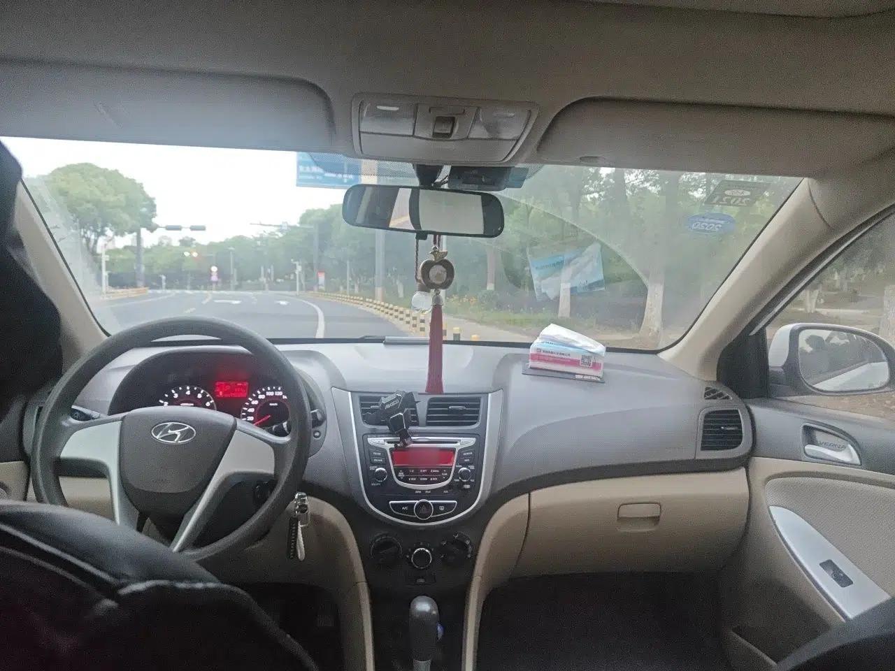 Hyundai Verna (older generation) 2010 Sedan 1.4L Automatic Fashionable GT Model — миниатюра 19