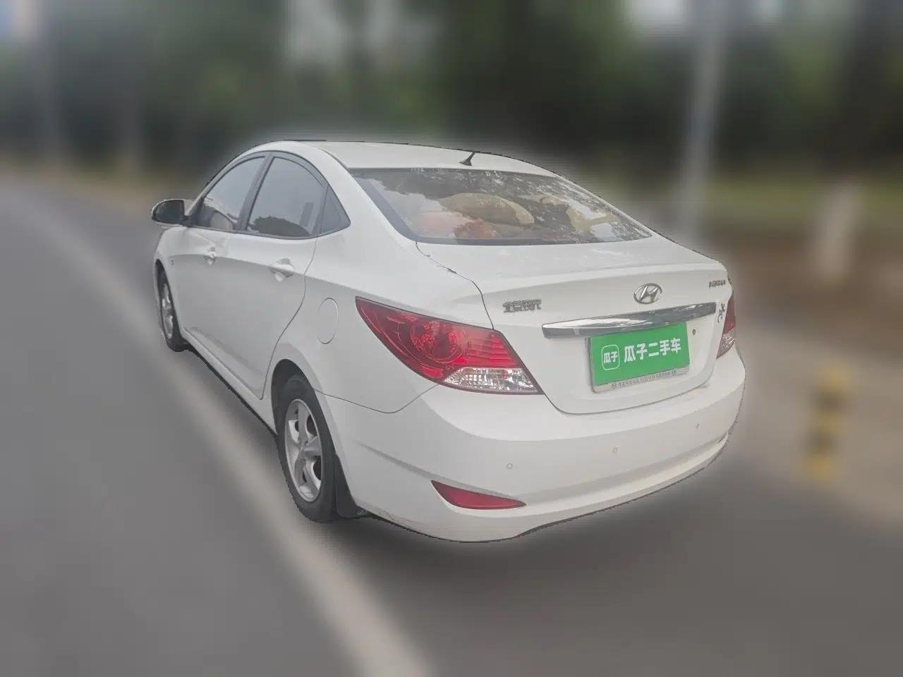 Hyundai Verna (older generation) 2010 Sedan 1.4L Automatic Fashionable GT Model — миниатюра 4