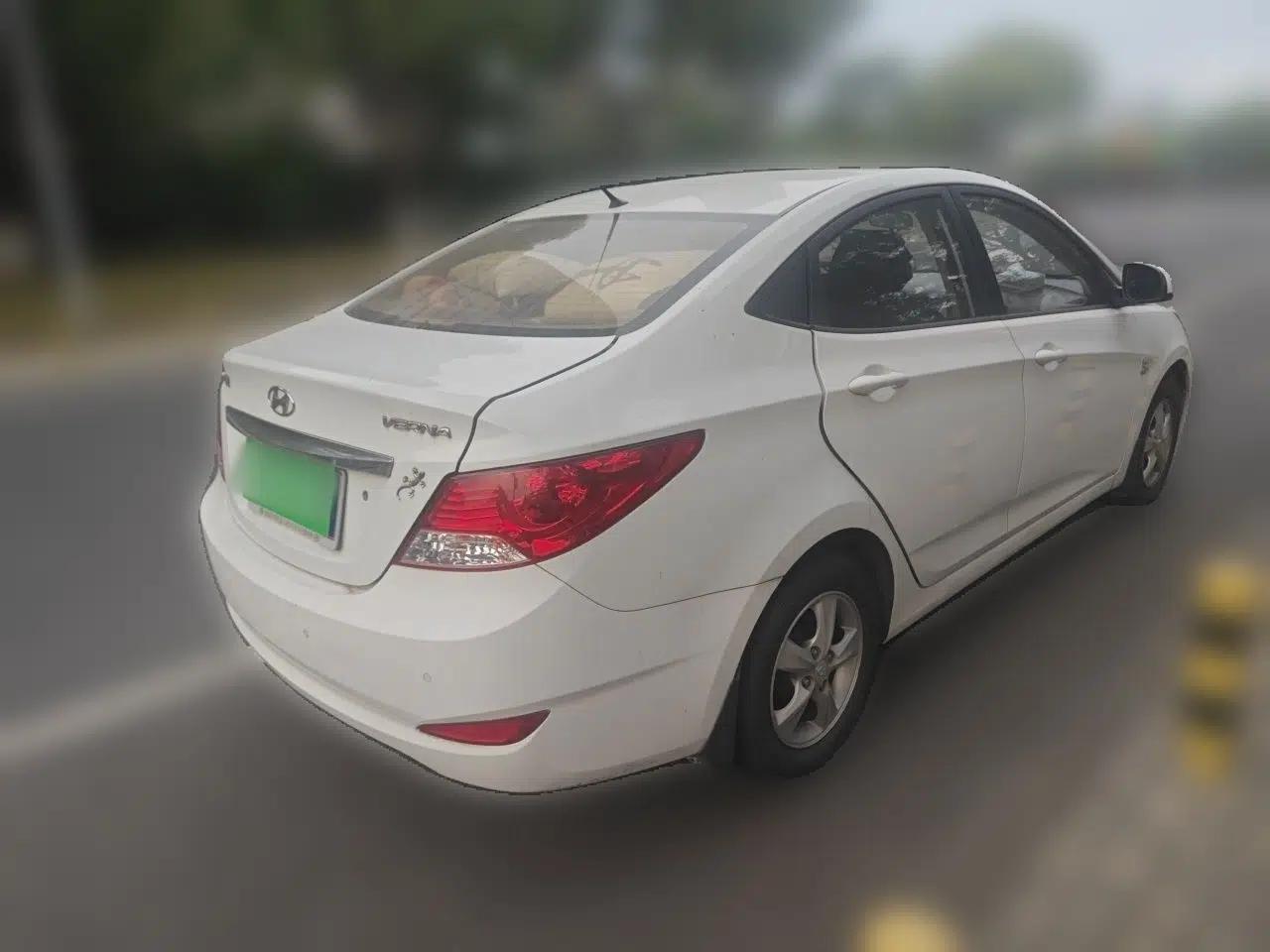 Hyundai Verna (older generation) 2010 Sedan 1.4L Automatic Fashionable GT Model — миниатюра 6