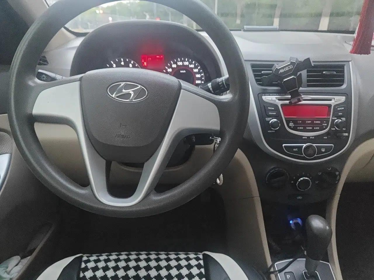 Hyundai Verna (older generation) 2010 Sedan 1.4L Automatic Fashionable GT Model — миниатюра 10