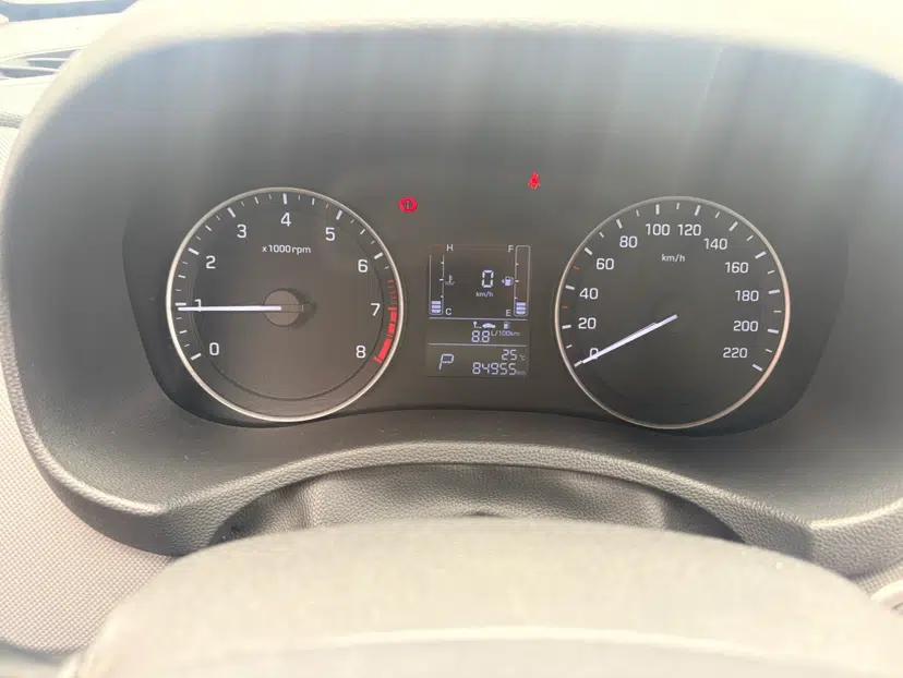 Hyundai ix25 2015 1.6L Automatic Two-Wheel-Drive Deluxe DLX Model — миниатюра 7