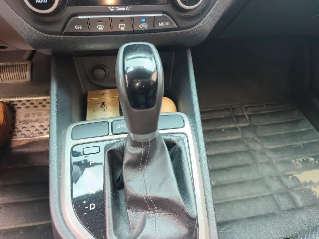 Hyundai ix25 2015 1.6L Automatic Two-Wheel-Drive Deluxe DLX Model — миниатюра 11
