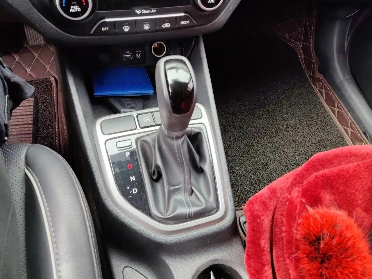 Hyundai ix25 2015 1.6L Automatic Two-Wheel-Drive Deluxe DLX Model — миниатюра 15