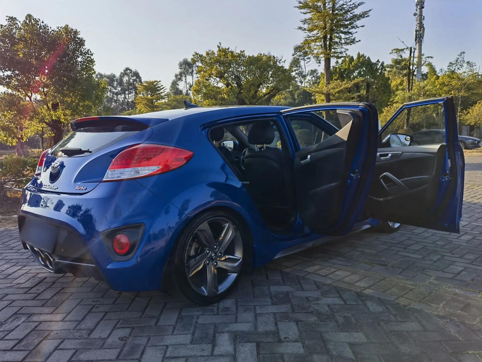Hyundai Veloster 2012 1.6T Automatic Luxury Edition — миниатюра 8