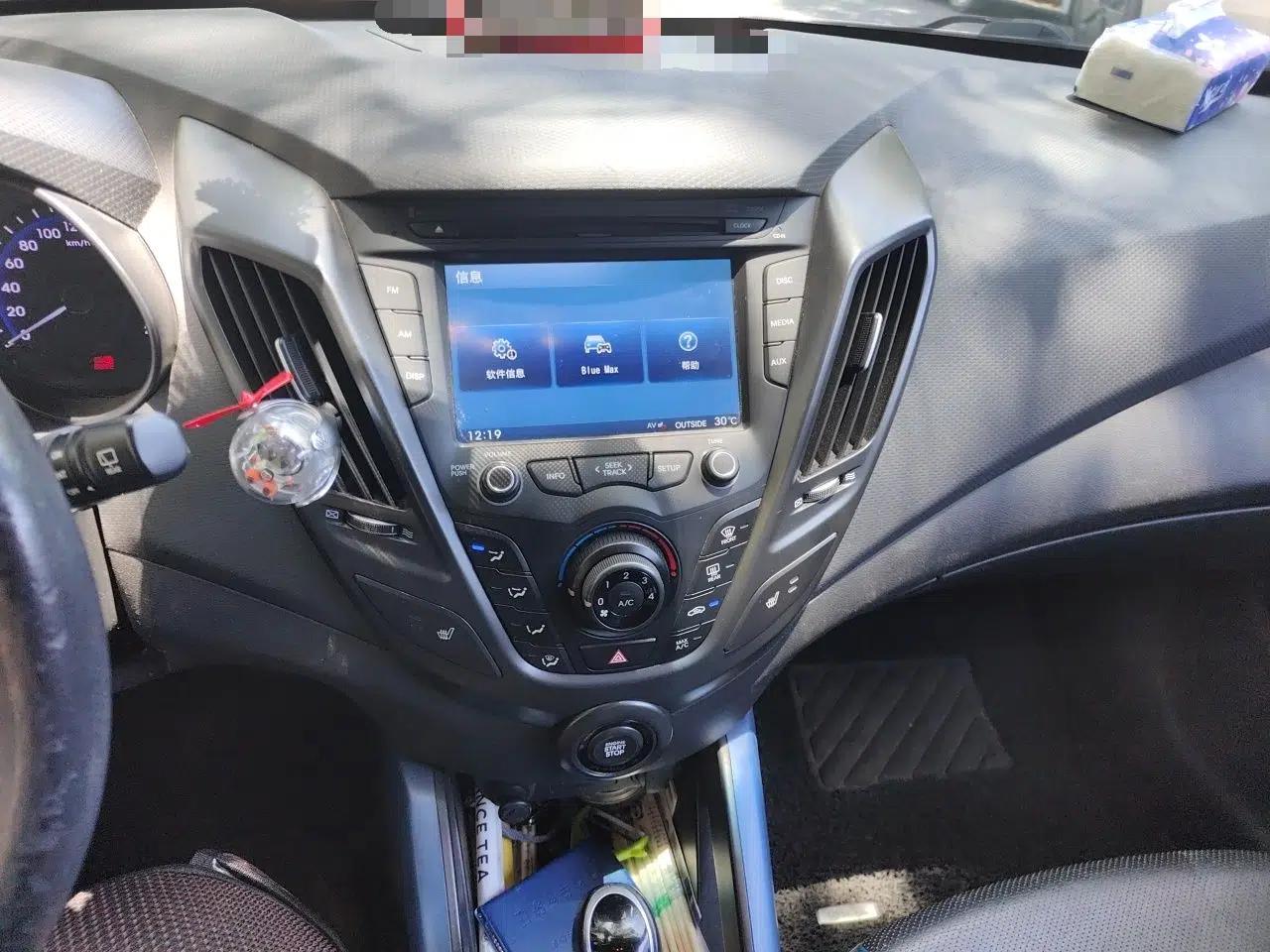 Hyundai Veloster 2011 1.6L Automatic Luxury Edition — миниатюра 14