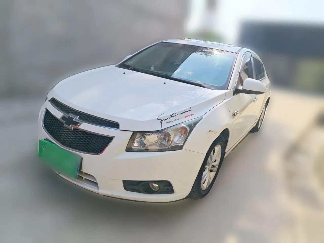 Chevrolet Cruze 2013 Hatchback 1.6L Manual Luxury Model — миниатюра 1