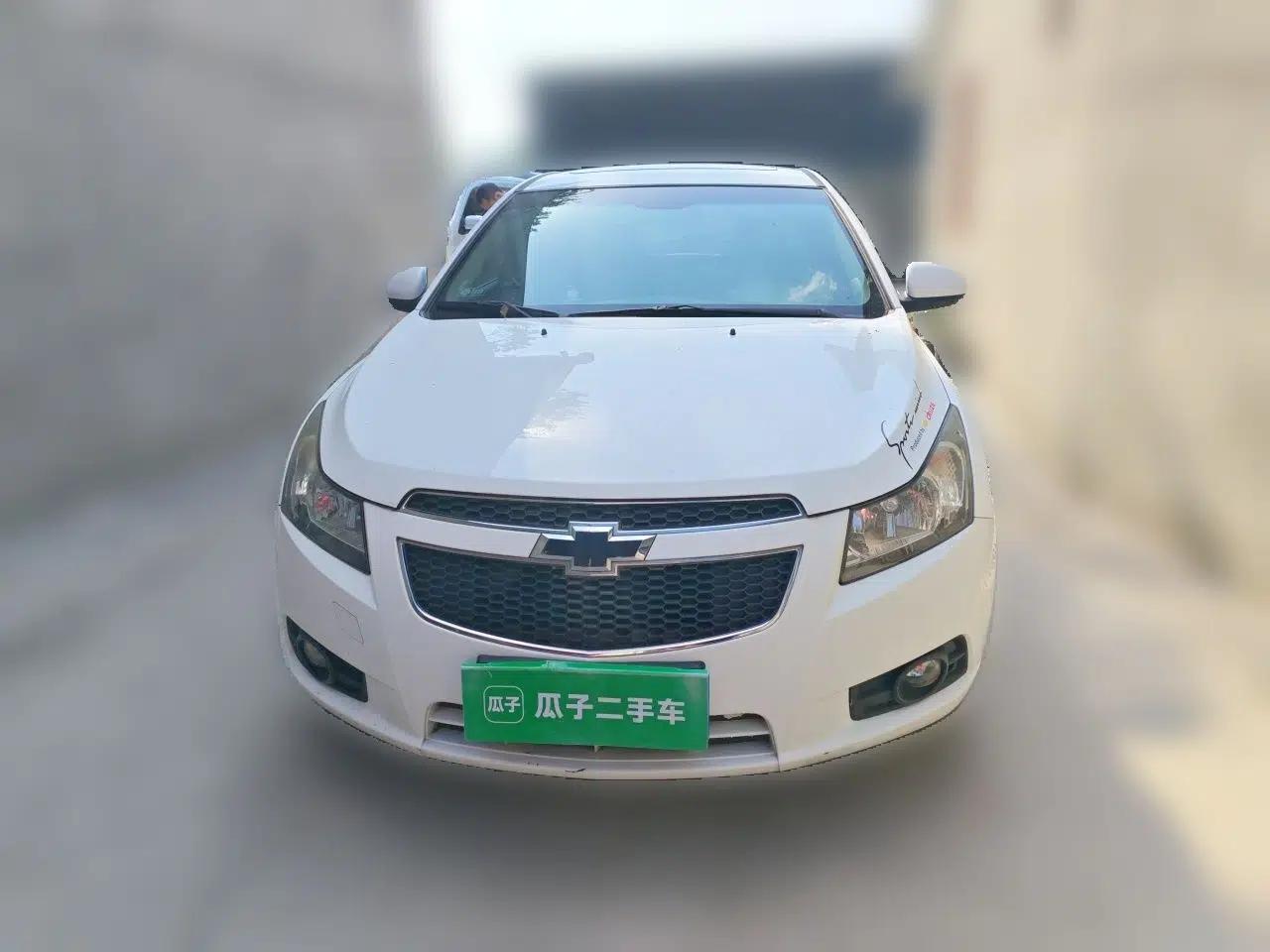 Chevrolet Cruze 2013 Hatchback 1.6L Manual Luxury Model — миниатюра 2