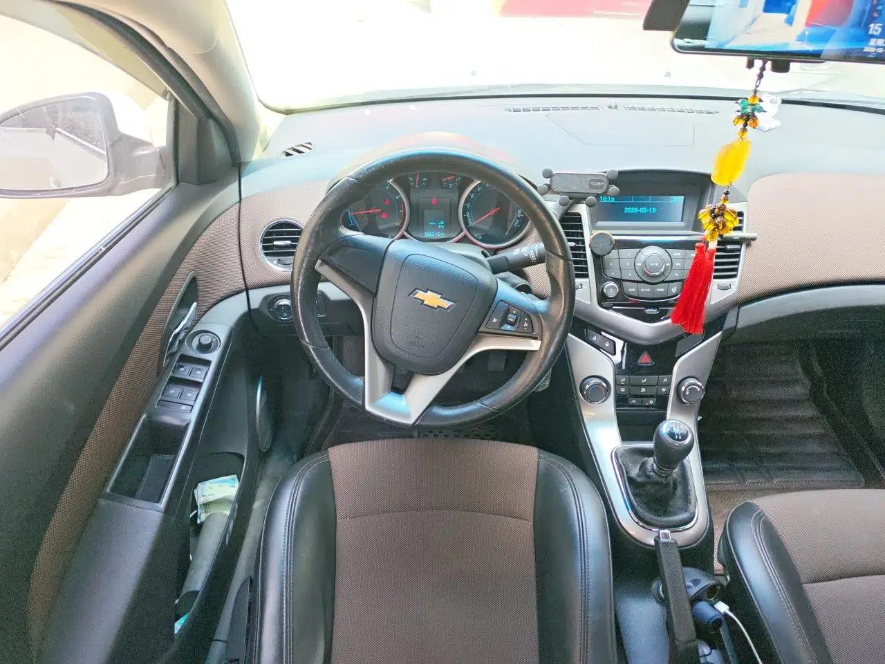 Chevrolet Cruze 2013 Hatchback 1.6L Manual Luxury Model — миниатюра 11