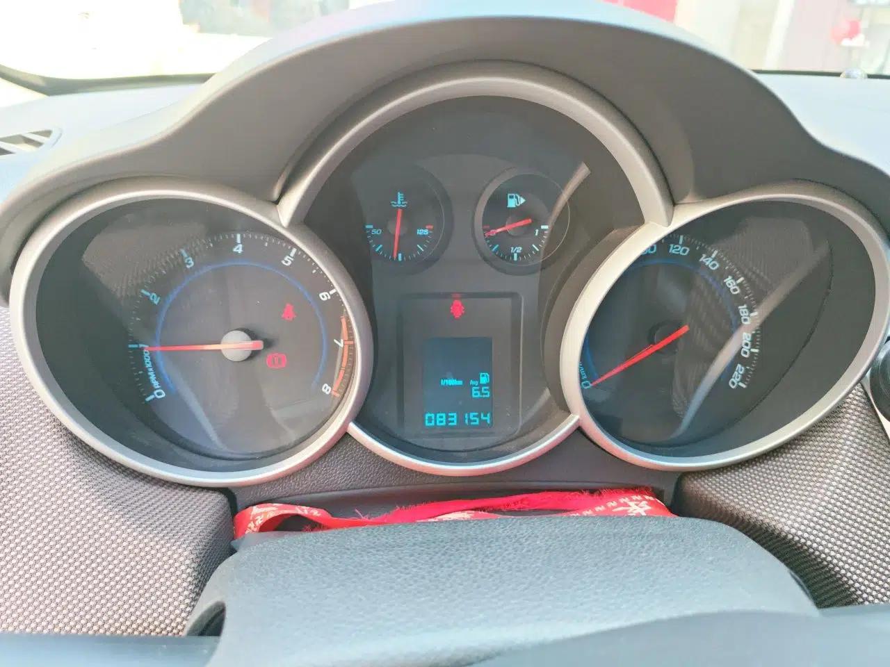 Chevrolet Cruze 2013 Hatchback 1.6L Manual Luxury Model — миниатюра 12