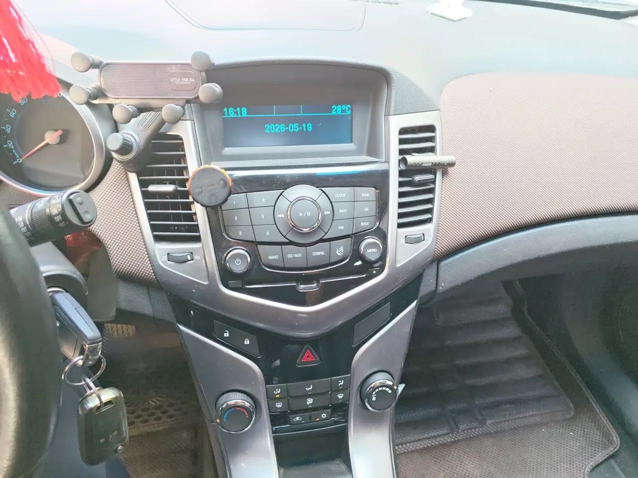 Chevrolet Cruze 2013 Hatchback 1.6L Manual Luxury Model — миниатюра 14