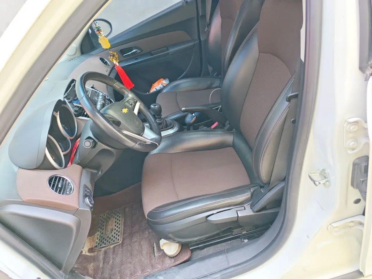 Chevrolet Cruze 2013 Hatchback 1.6L Manual Luxury Model — миниатюра 16