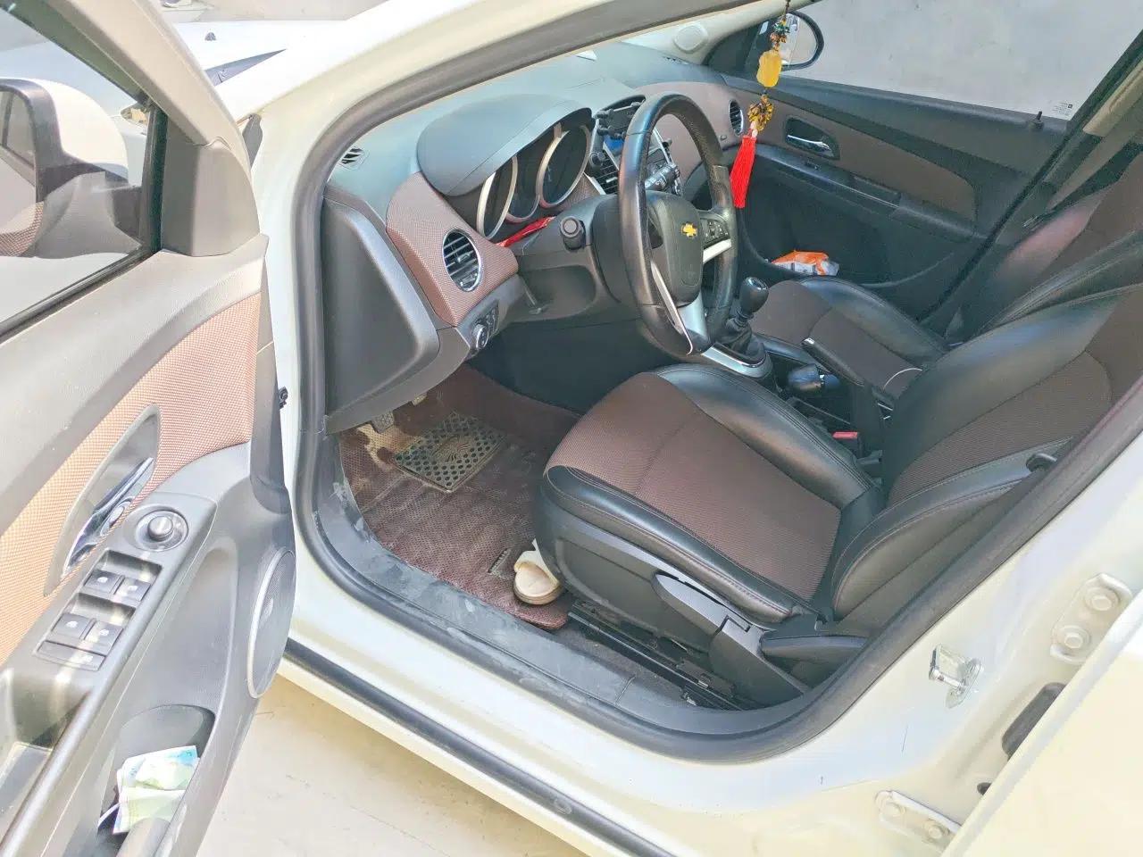 Chevrolet Cruze 2013 Hatchback 1.6L Manual Luxury Model — миниатюра 17