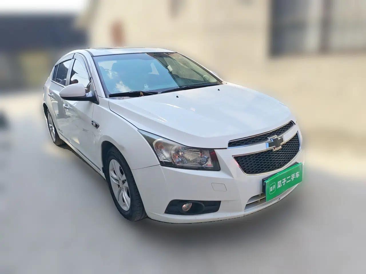 Chevrolet Cruze 2013 Hatchback 1.6L Manual Luxury Model — миниатюра 3