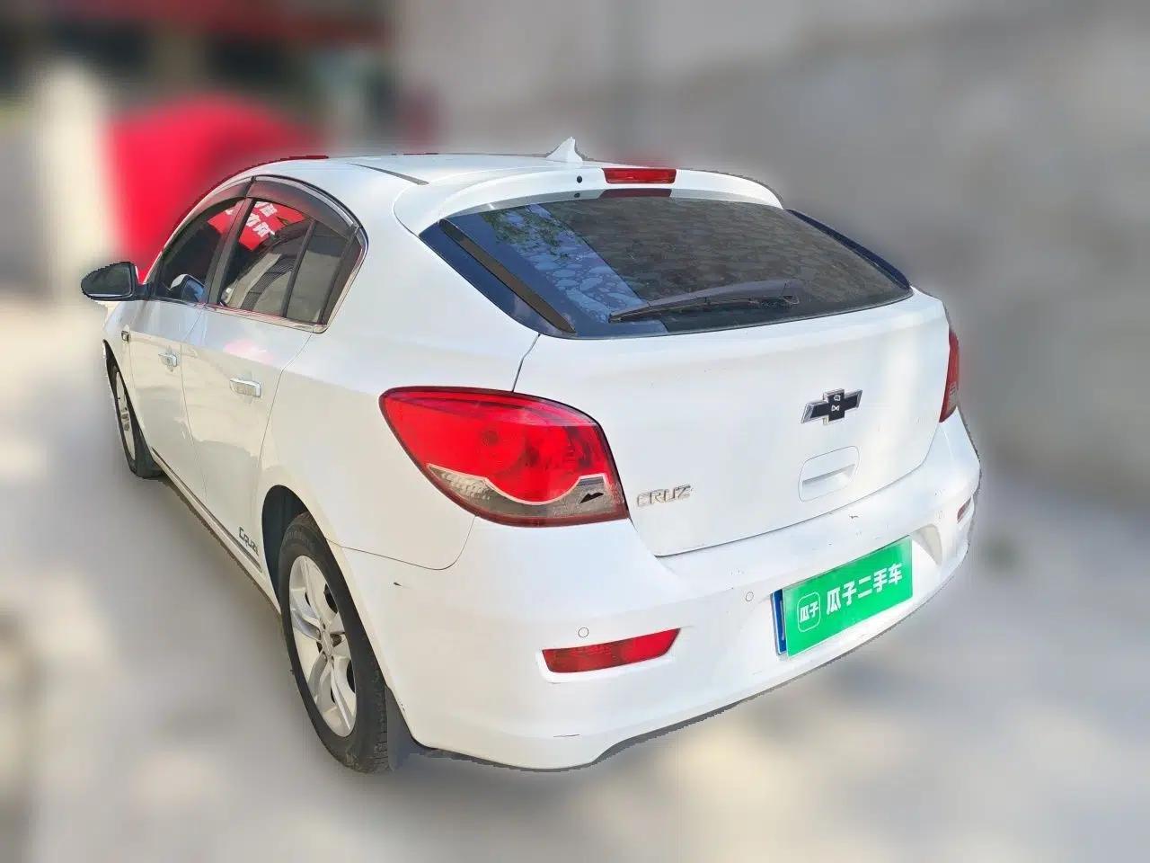 Chevrolet Cruze 2013 Hatchback 1.6L Manual Luxury Model — миниатюра 4