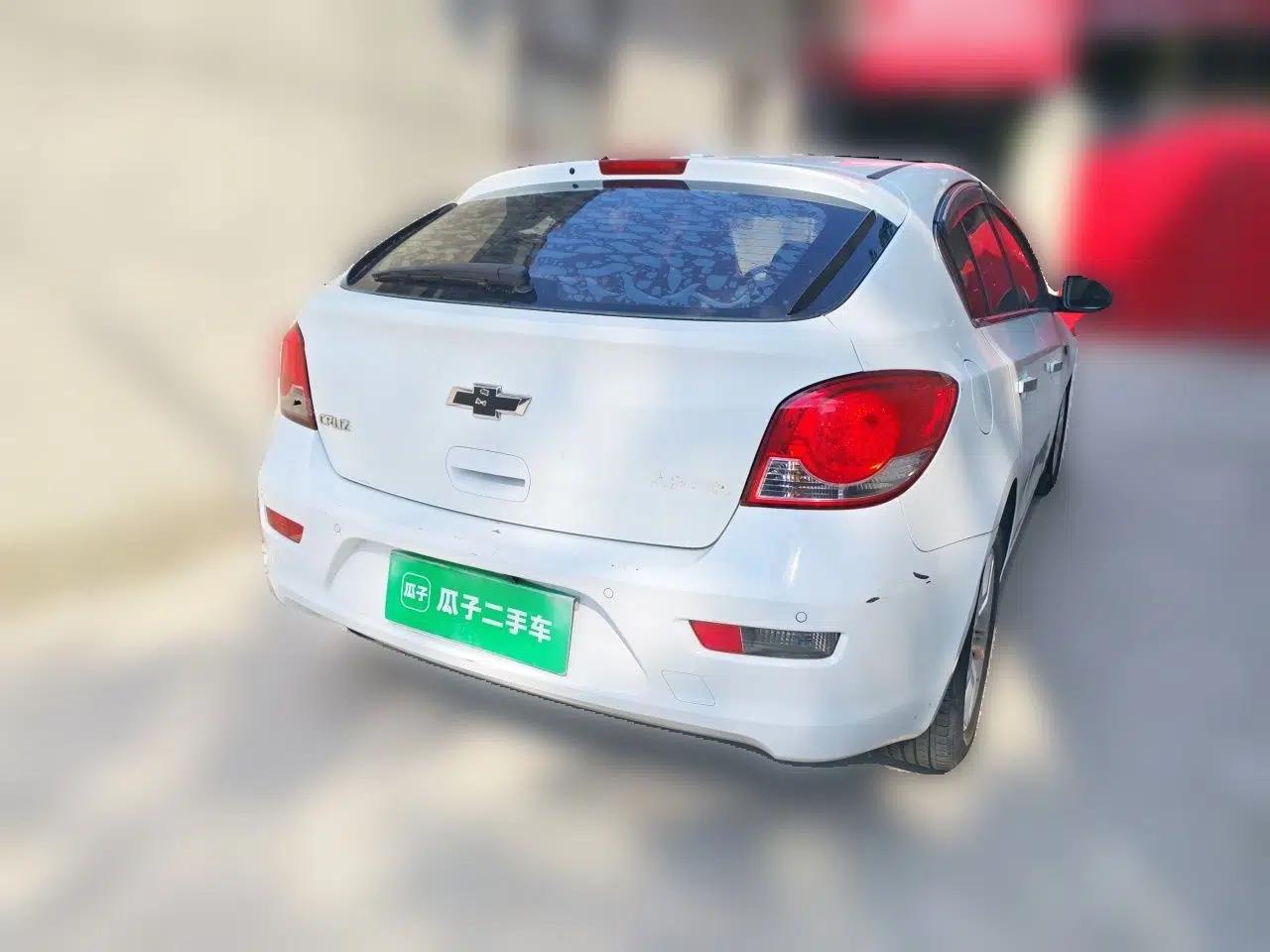 Chevrolet Cruze 2013 Hatchback 1.6L Manual Luxury Model — миниатюра 6