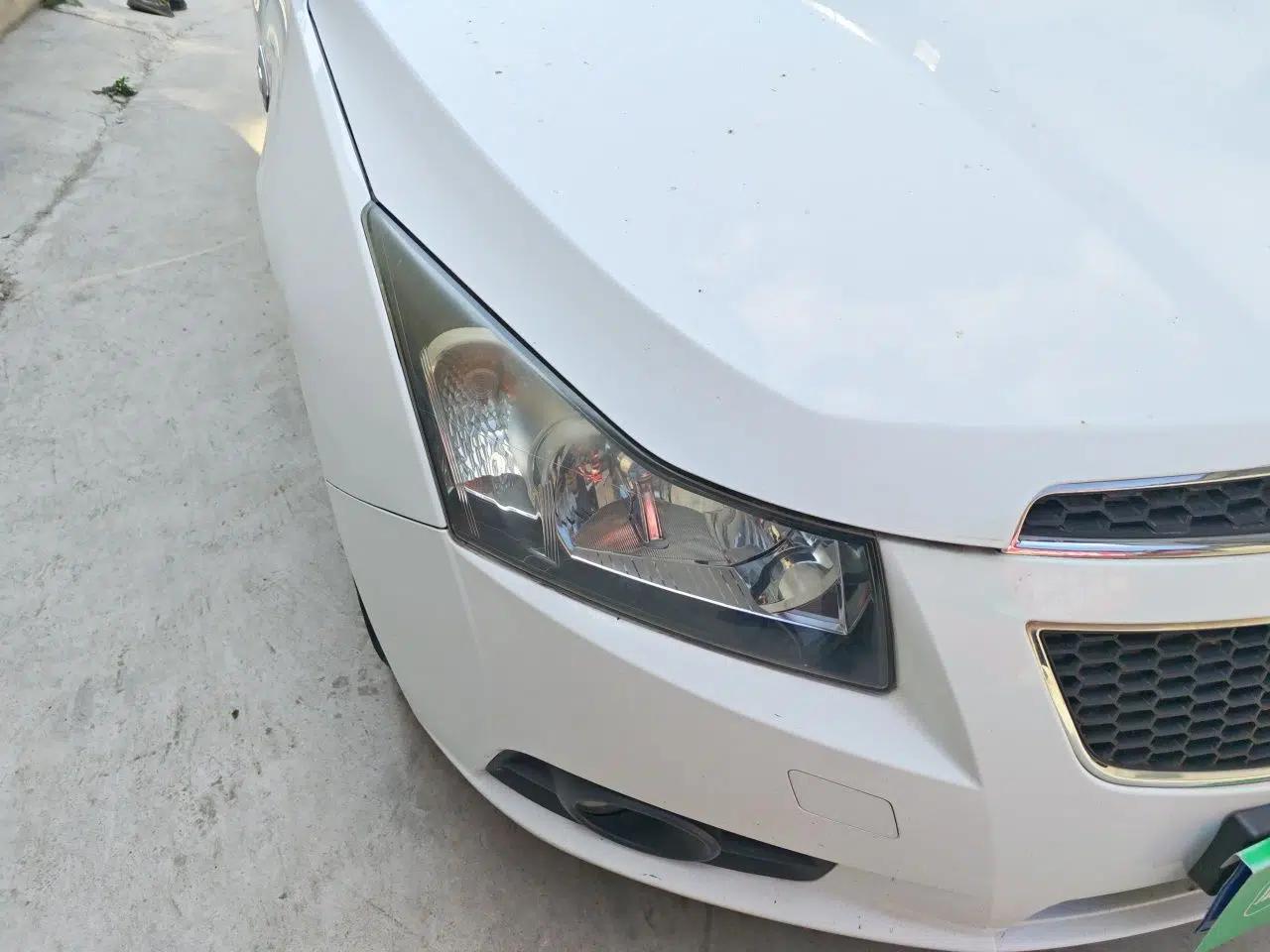Chevrolet Cruze 2013 Hatchback 1.6L Manual Luxury Model — миниатюра 7