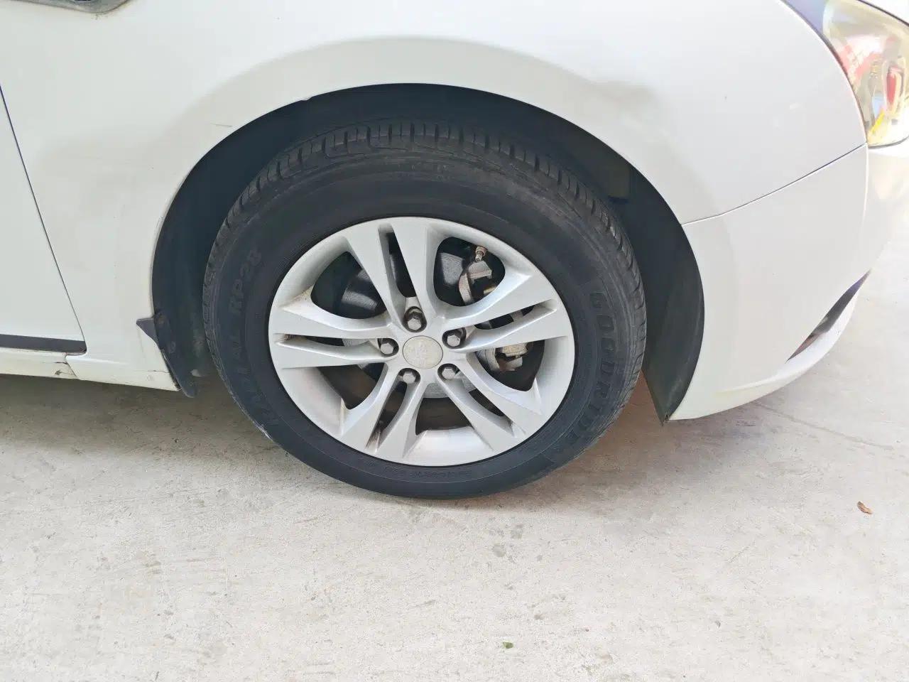 Chevrolet Cruze 2013 Hatchback 1.6L Manual Luxury Model — миниатюра 8