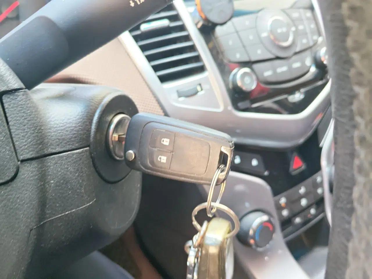 Chevrolet Cruze 2013 Hatchback 1.6L Manual Luxury Model — миниатюра 9