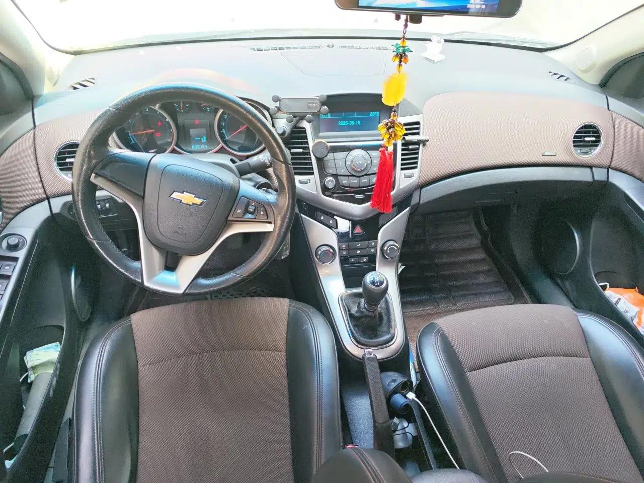 Chevrolet Cruze 2013 Hatchback 1.6L Manual Luxury Model — миниатюра 10