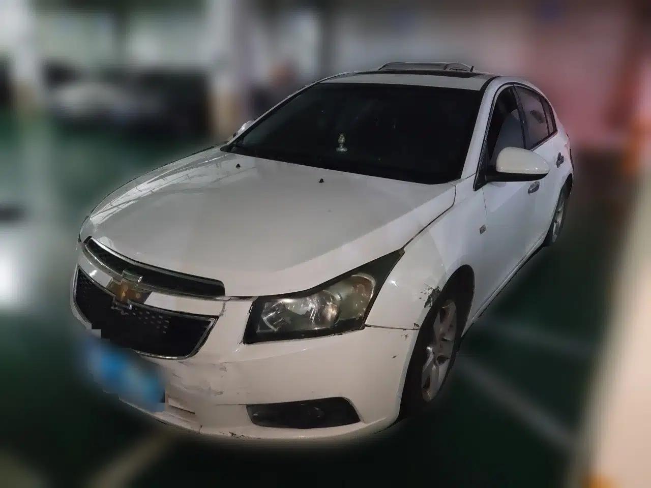 Chevrolet Cruze 2013 Hatchback 1.6L Manual Luxury Model — миниатюра 1