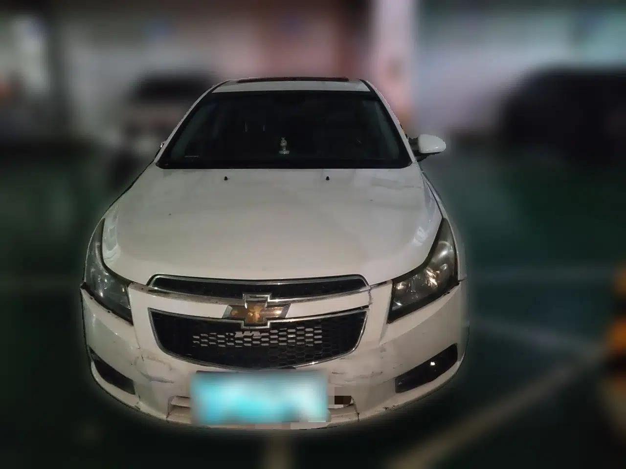 Chevrolet Cruze 2013 Hatchback 1.6L Manual Luxury Model — миниатюра 2