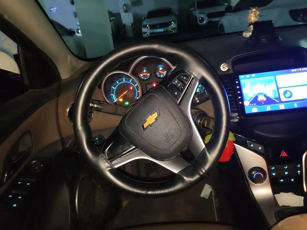 Chevrolet Cruze 2013 Hatchback 1.6L Manual Luxury Model — миниатюра 11