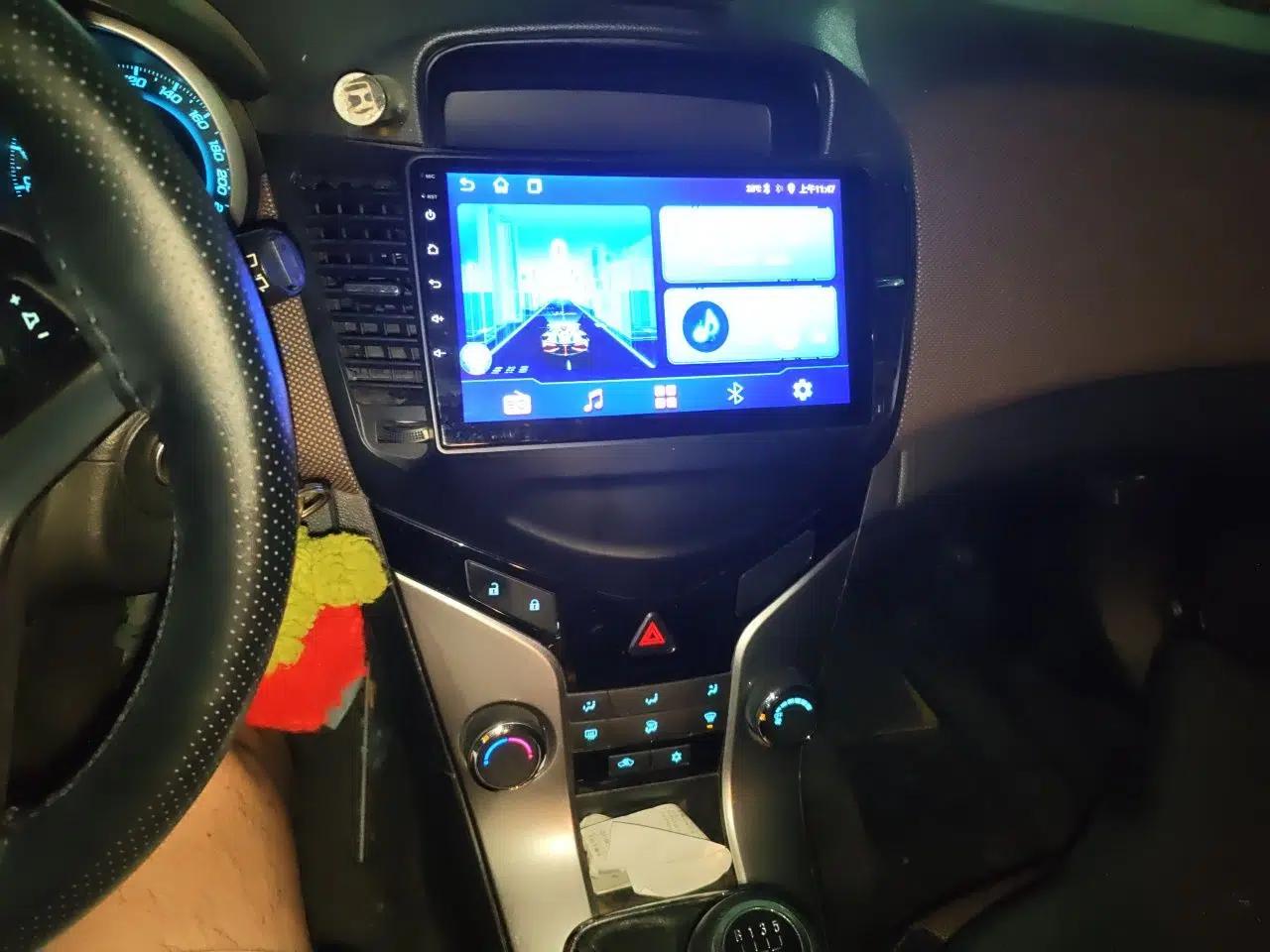 Chevrolet Cruze 2013 Hatchback 1.6L Manual Luxury Model — миниатюра 14