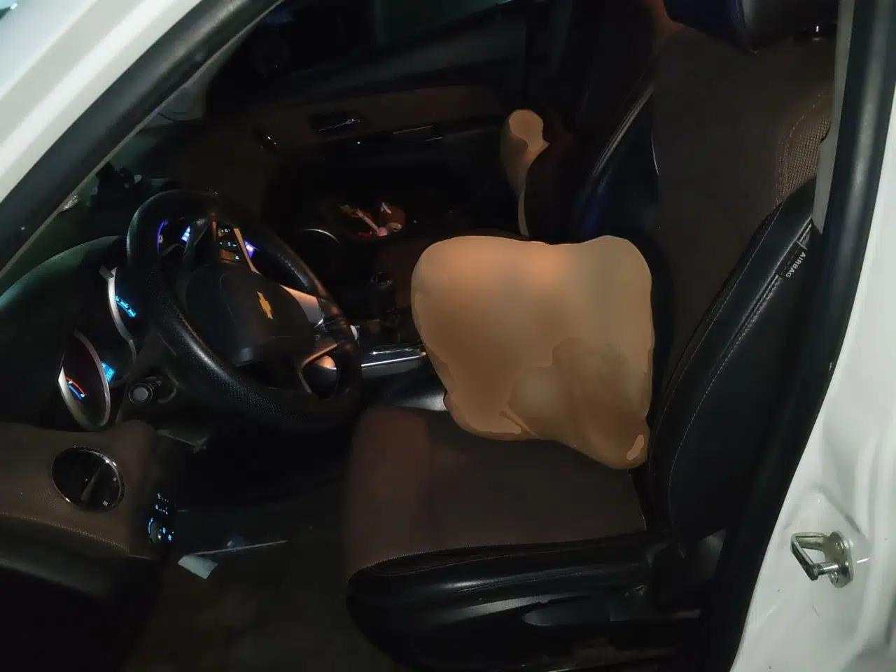 Chevrolet Cruze 2013 Hatchback 1.6L Manual Luxury Model — миниатюра 16