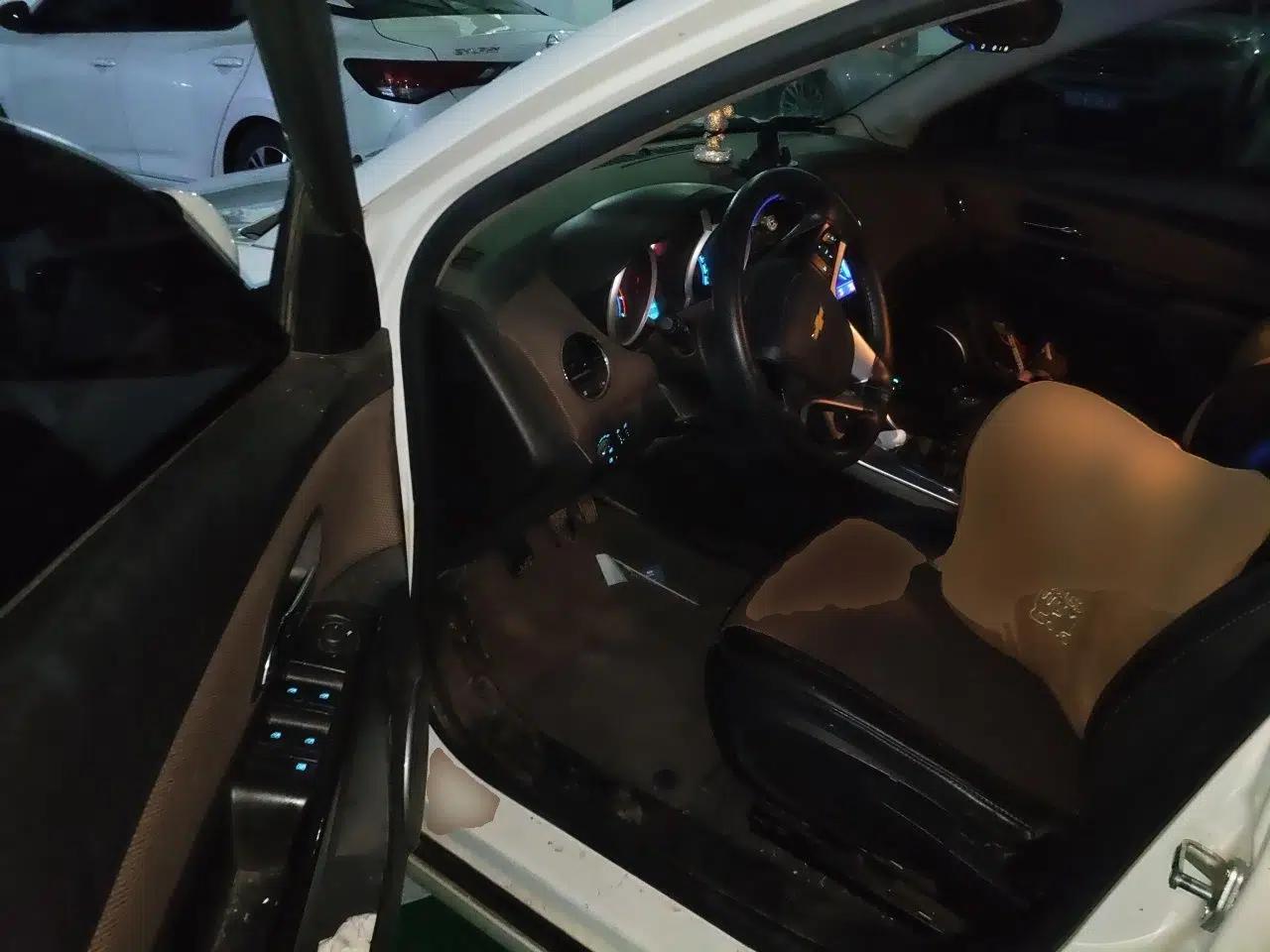 Chevrolet Cruze 2013 Hatchback 1.6L Manual Luxury Model — миниатюра 17