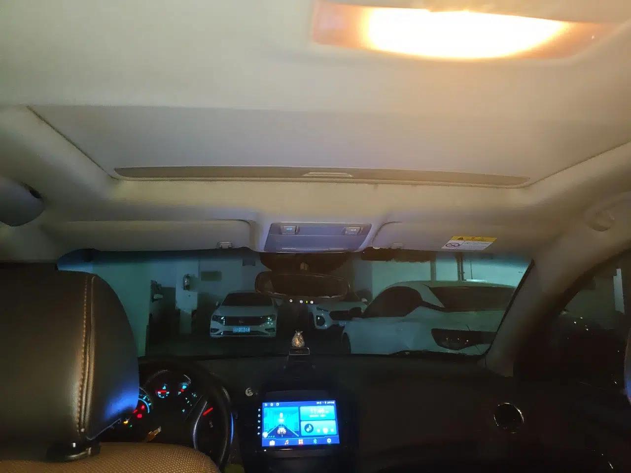 Chevrolet Cruze 2013 Hatchback 1.6L Manual Luxury Model — миниатюра 19