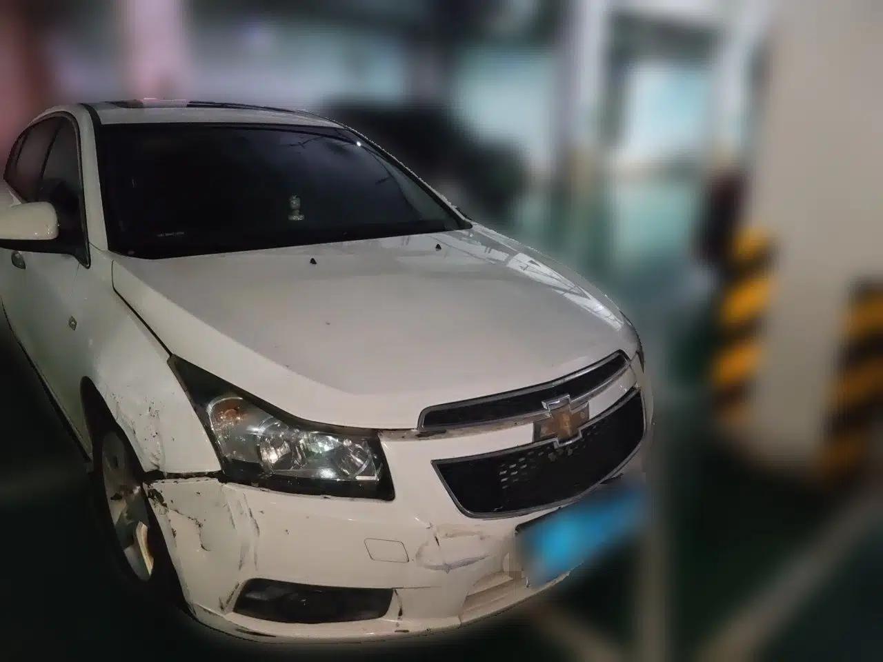 Chevrolet Cruze 2013 Hatchback 1.6L Manual Luxury Model — миниатюра 3