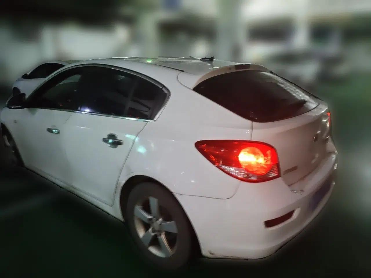 Chevrolet Cruze 2013 Hatchback 1.6L Manual Luxury Model — миниатюра 4