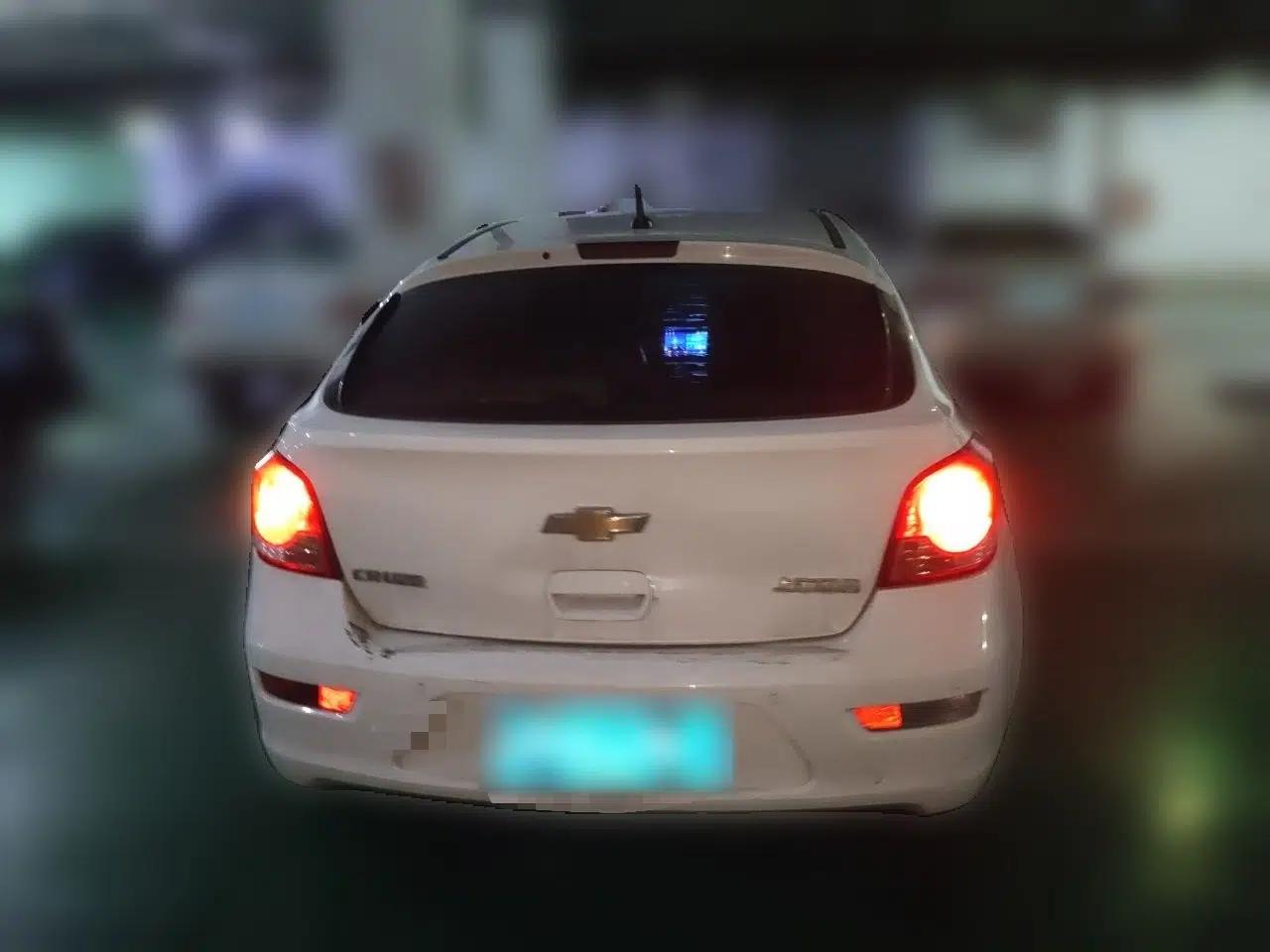 Chevrolet Cruze 2013 Hatchback 1.6L Manual Luxury Model — миниатюра 5