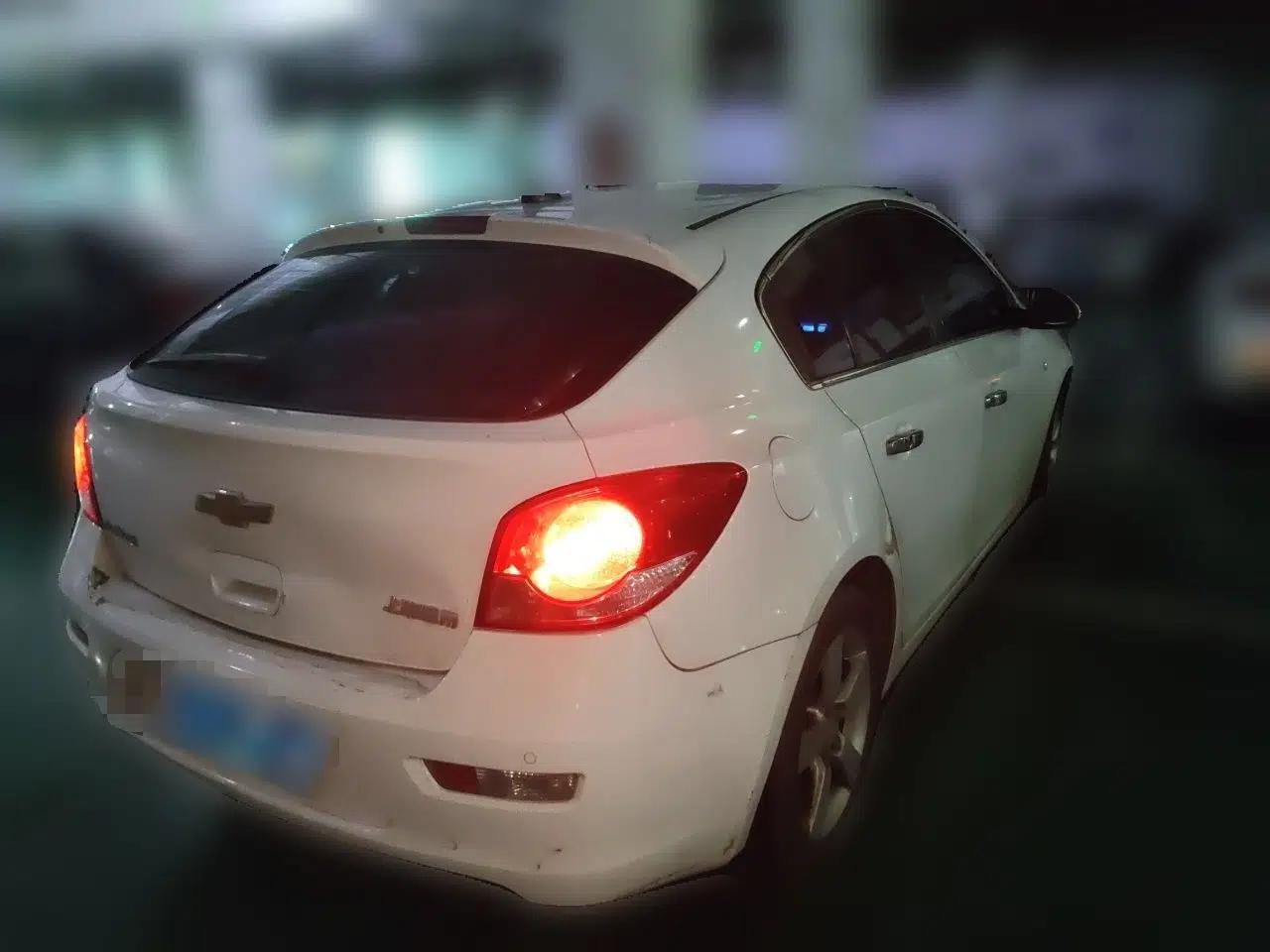 Chevrolet Cruze 2013 Hatchback 1.6L Manual Luxury Model — миниатюра 6