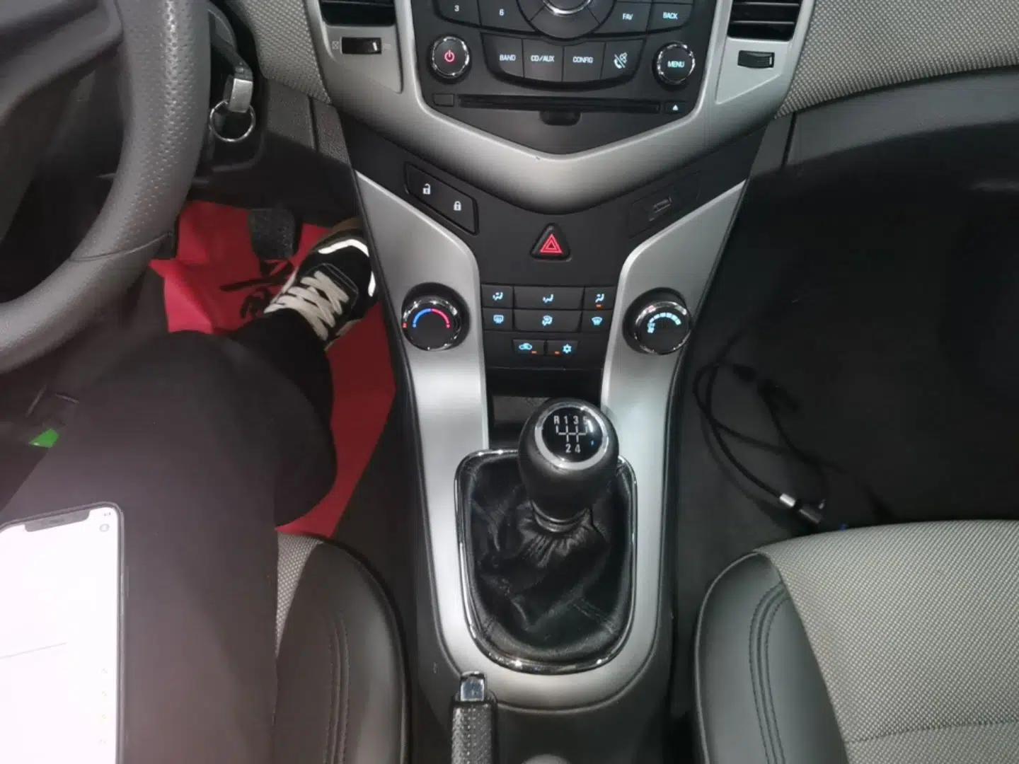 Chevrolet Cruze 2014 1.6L SL Millionth Anniversary Edition MT — миниатюра 17
