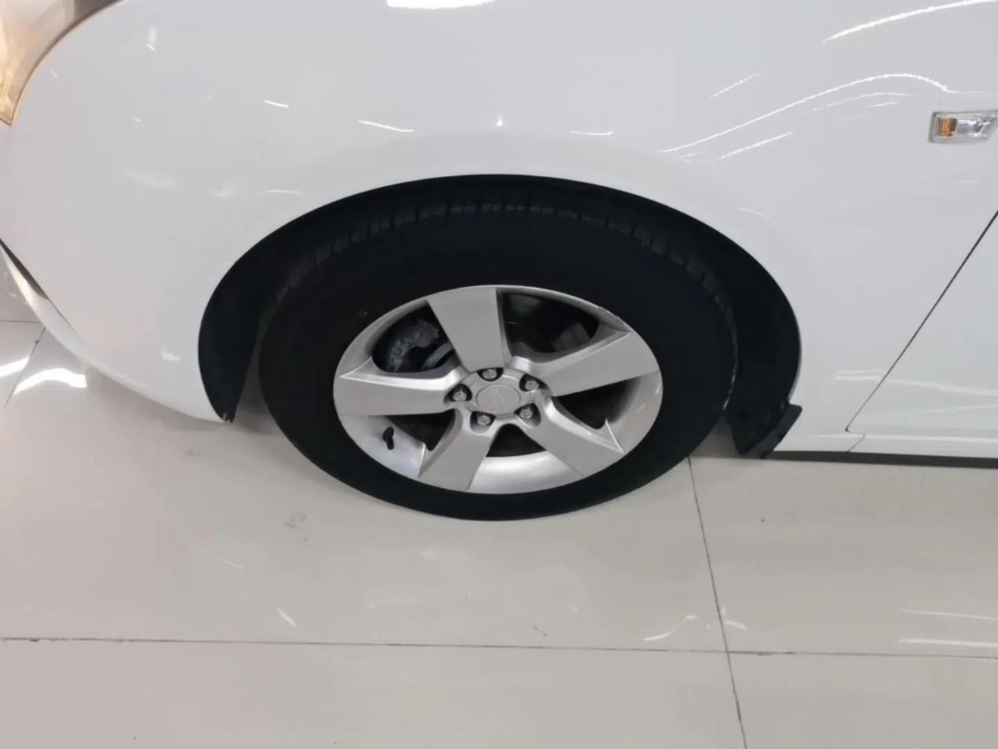 Chevrolet Cruze 2014 1.6L SL Millionth Anniversary Edition MT — миниатюра 8