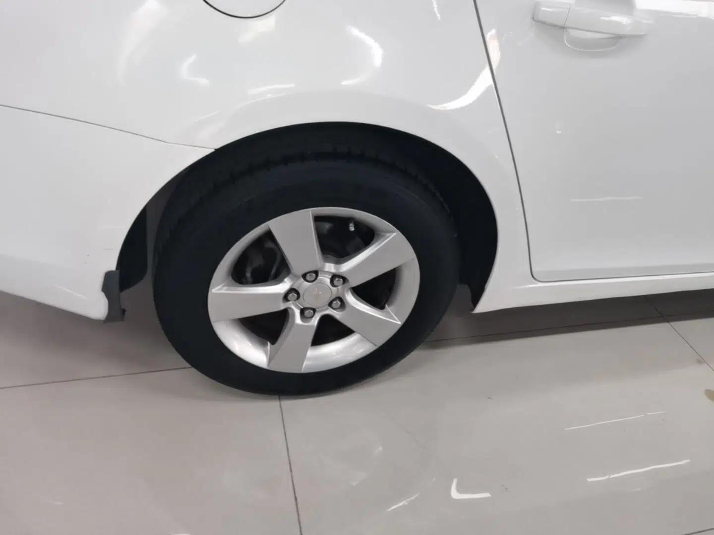 Chevrolet Cruze 2014 1.6L SL Millionth Anniversary Edition MT — миниатюра 10