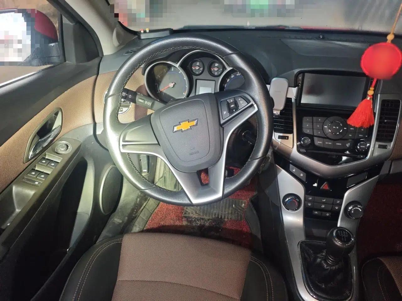Chevrolet Cruze 2013 Hatchback 1.6L Manual Luxury Model — миниатюра 11