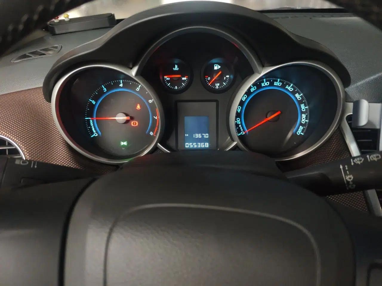 Chevrolet Cruze 2013 Hatchback 1.6L Manual Luxury Model — миниатюра 12