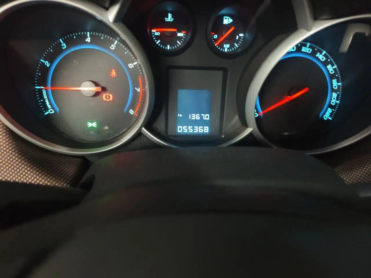Chevrolet Cruze 2013 Hatchback 1.6L Manual Luxury Model — миниатюра 13