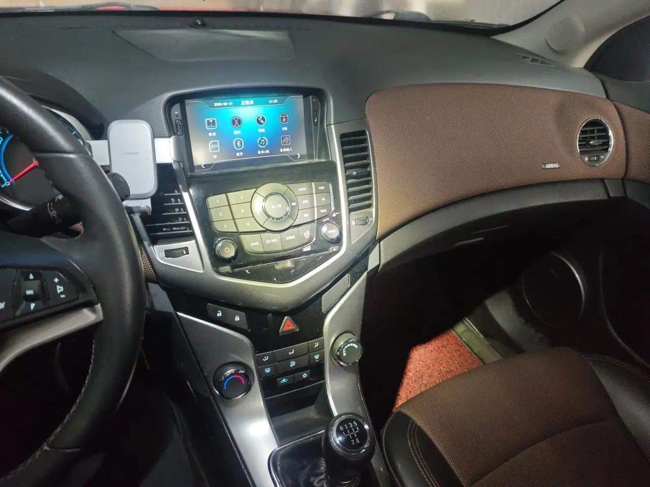 Chevrolet Cruze 2013 Hatchback 1.6L Manual Luxury Model — миниатюра 14