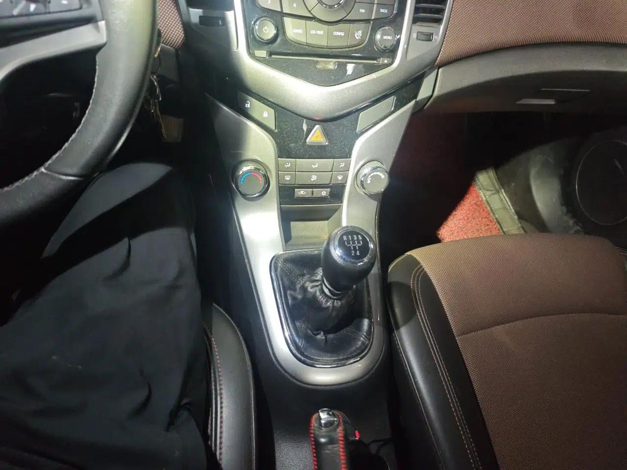 Chevrolet Cruze 2013 Hatchback 1.6L Manual Luxury Model — миниатюра 15