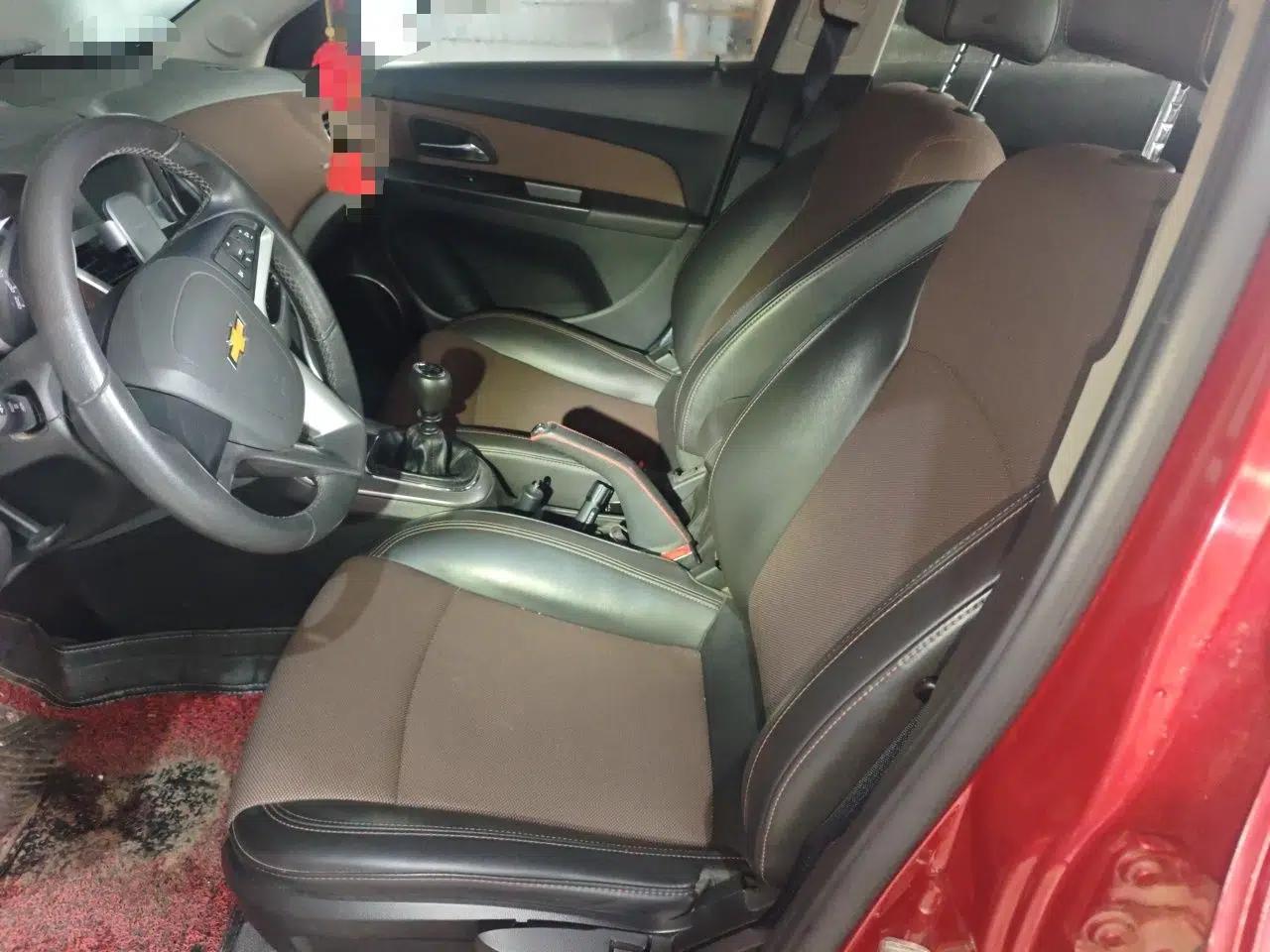 Chevrolet Cruze 2013 Hatchback 1.6L Manual Luxury Model — миниатюра 16