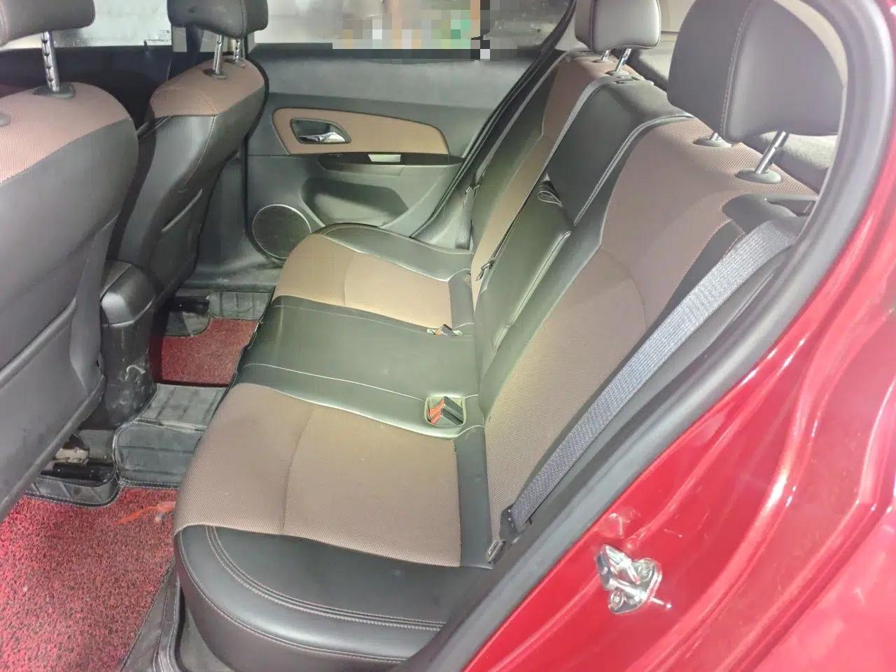 Chevrolet Cruze 2013 Hatchback 1.6L Manual Luxury Model — миниатюра 18