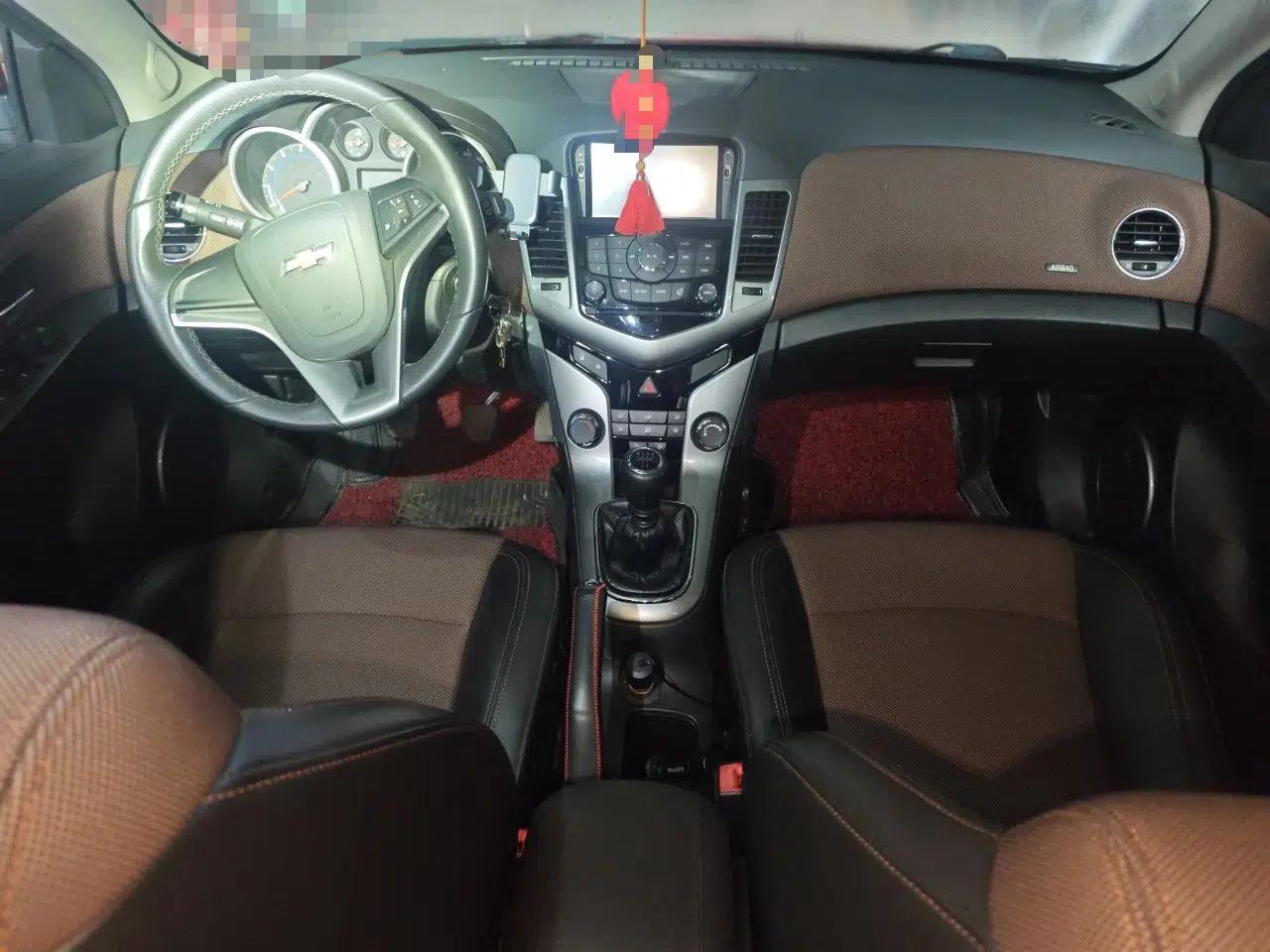 Chevrolet Cruze 2013 Hatchback 1.6L Manual Luxury Model — миниатюра 10