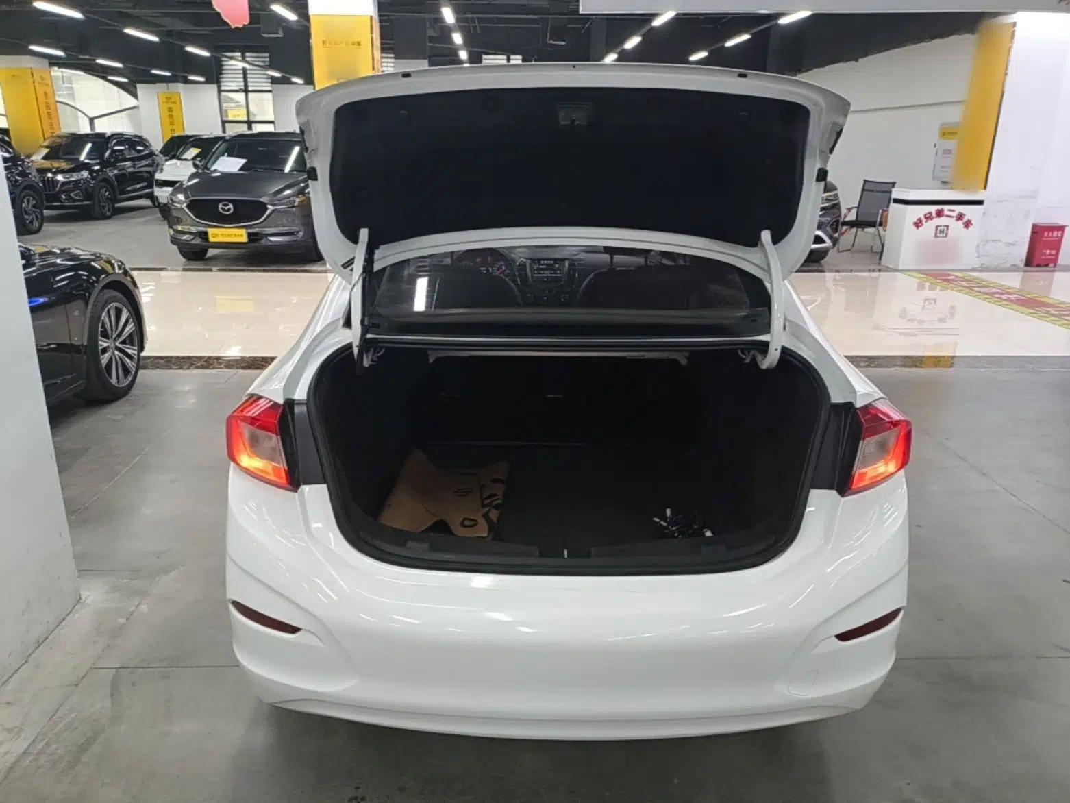 Chevrolet Cruze 2017 1.5L Automatic Pioneer Sunroof Edition — миниатюра 22