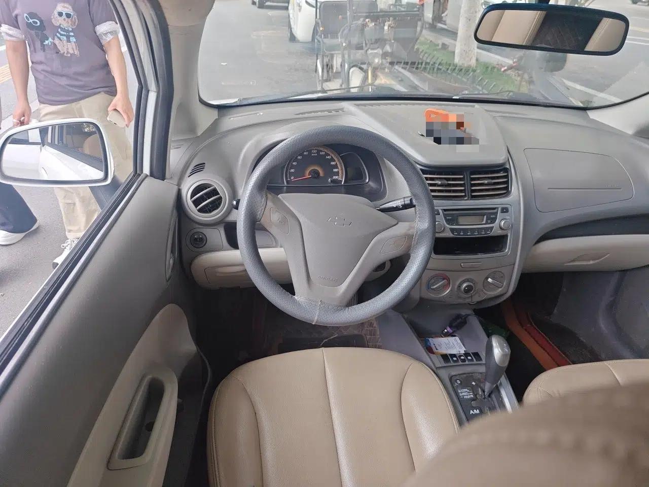 Chevrolet Sail 2011 Hatchback 1.4L AMT Happiness Edition — миниатюра 11