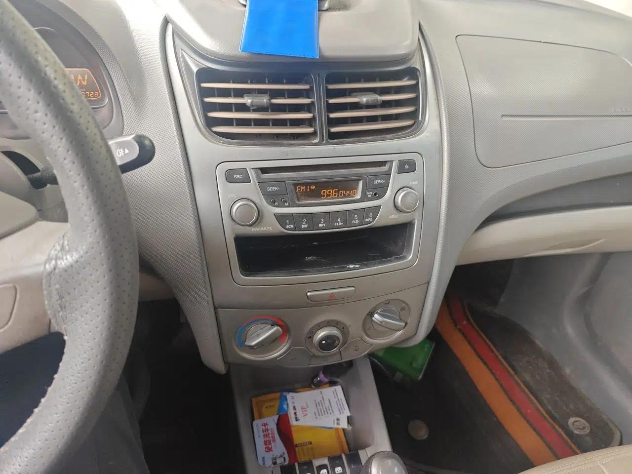 Chevrolet Sail 2011 Hatchback 1.4L AMT Happiness Edition — миниатюра 14
